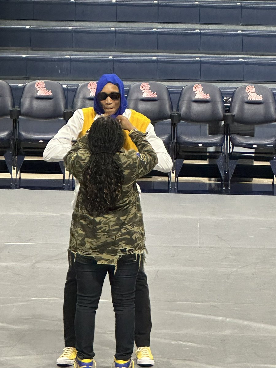 secenario_j's tweet image. Love to see it!! A players coach! I love student athletes having opportunities to enjoy the full college experience @YolettMcCuin @IAMMADISCOTT #eeyip #kk #coachjaida