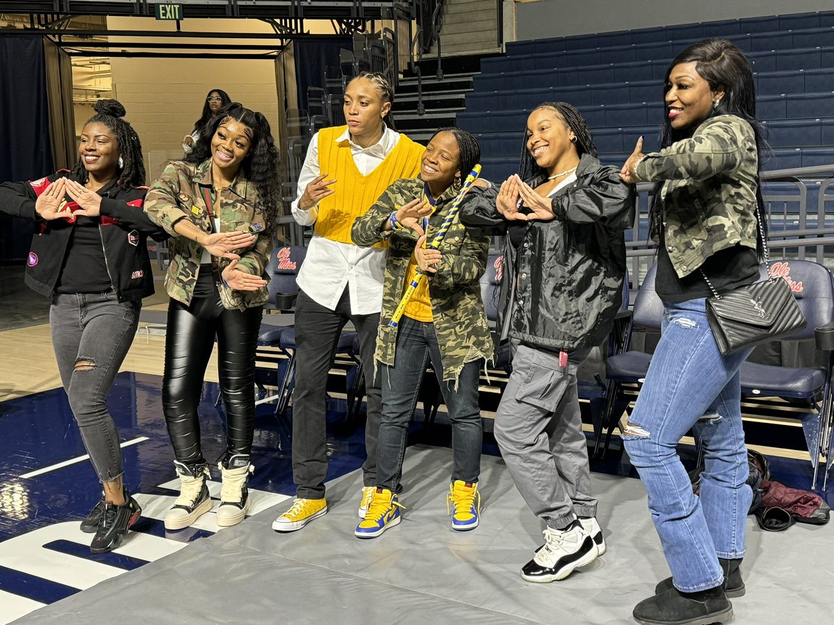 secenario_j's tweet image. Love to see it!! A players coach! I love student athletes having opportunities to enjoy the full college experience @YolettMcCuin @IAMMADISCOTT #eeyip #kk #coachjaida