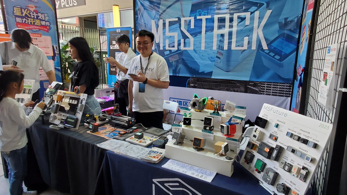 ssci's tweet image. 日本のメイカーズに人気なM5Stackも出展。日本からｽﾀｯｸﾁｬﾝ達も駆けつけいます。　#MFSZ2023