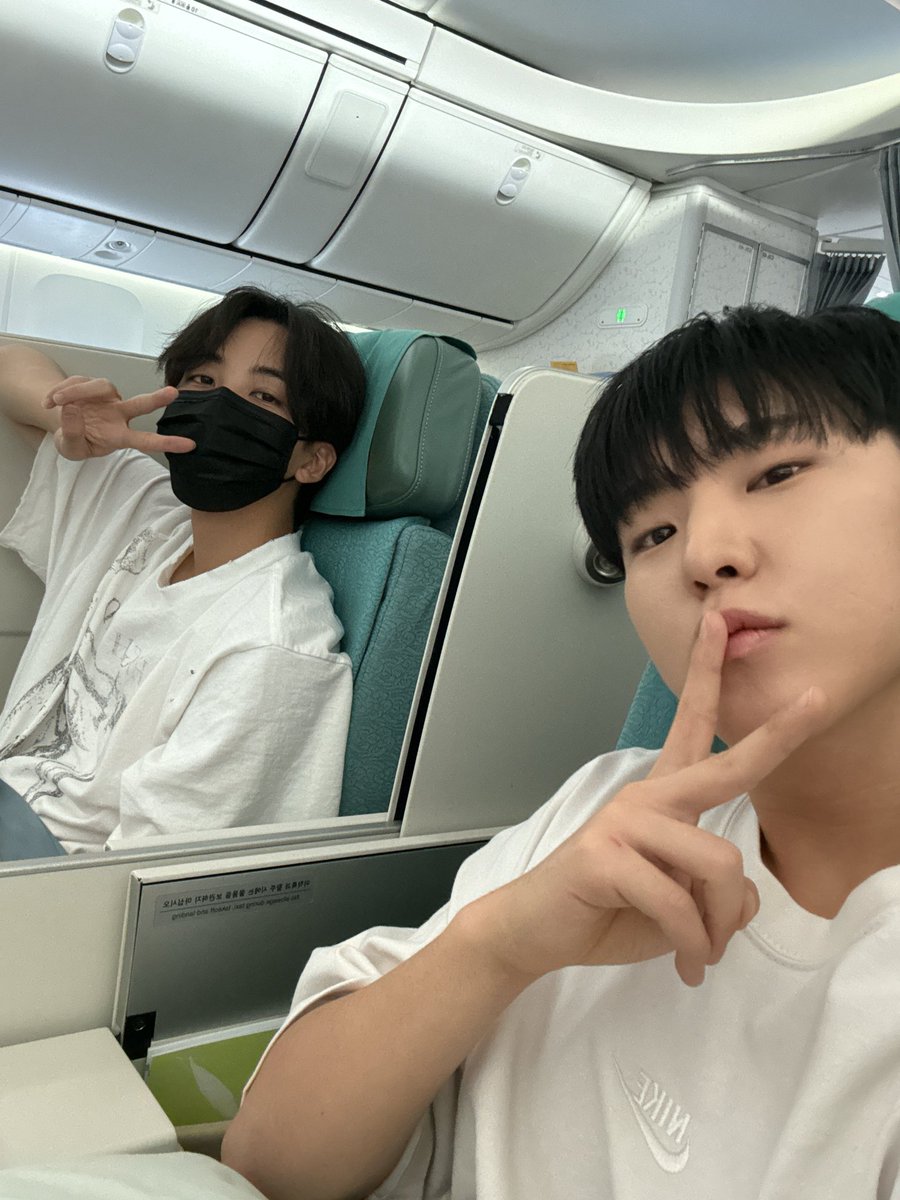 sounds_of_cheol's tweet photo. hoshi &amp; jeonghan ✈️🤍 https://t.co/7xoNL31ErQ