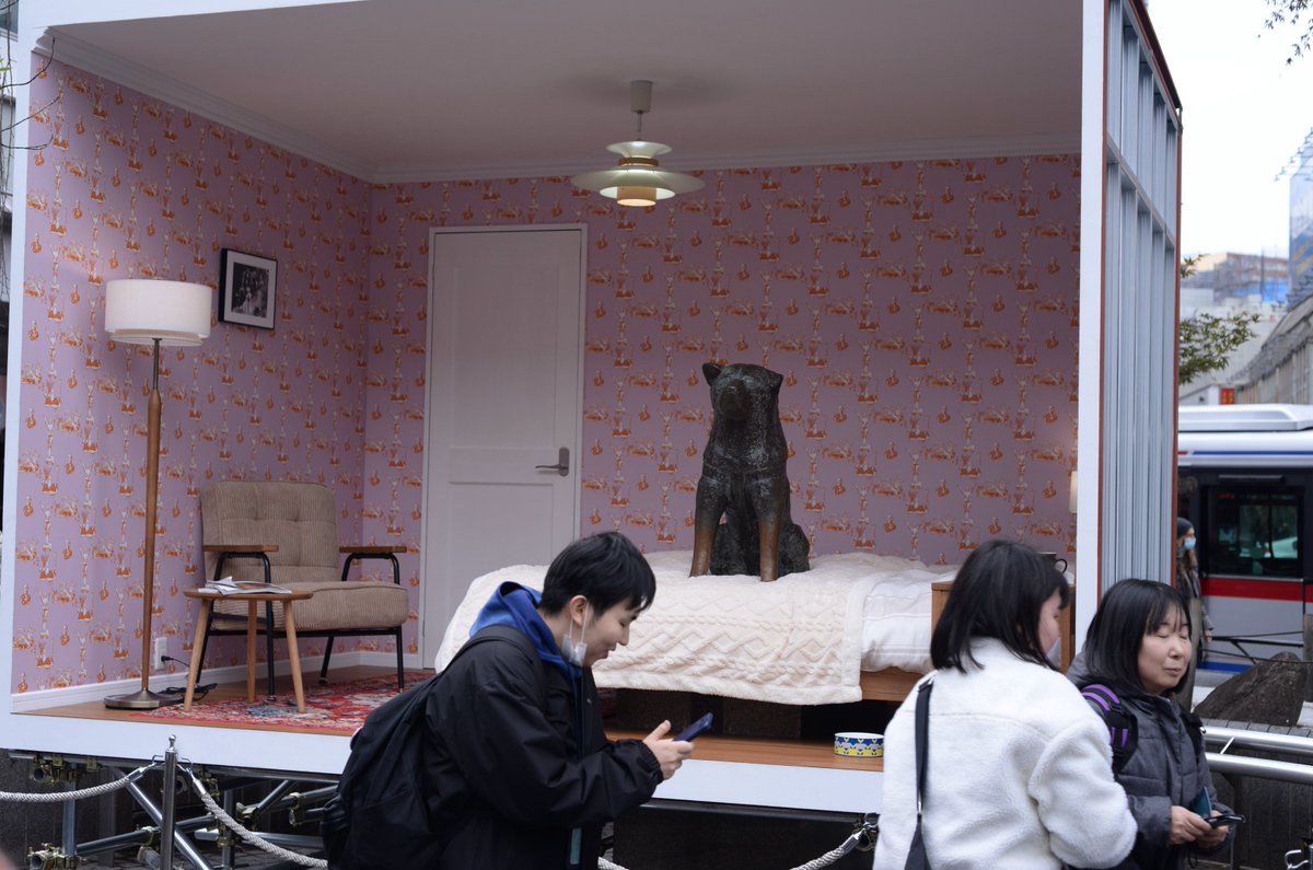 È  il centesimo anniversario della nascita di Hachikō, il cane e la statua più famosi di Tokyo: un'installazione per un giorno gli dà una casa come i cristiani (e gli shinto-buddhisti). Sono passato da Shibuya e c'era l'artista, Tatsu Nishi. 
#ultragiappone