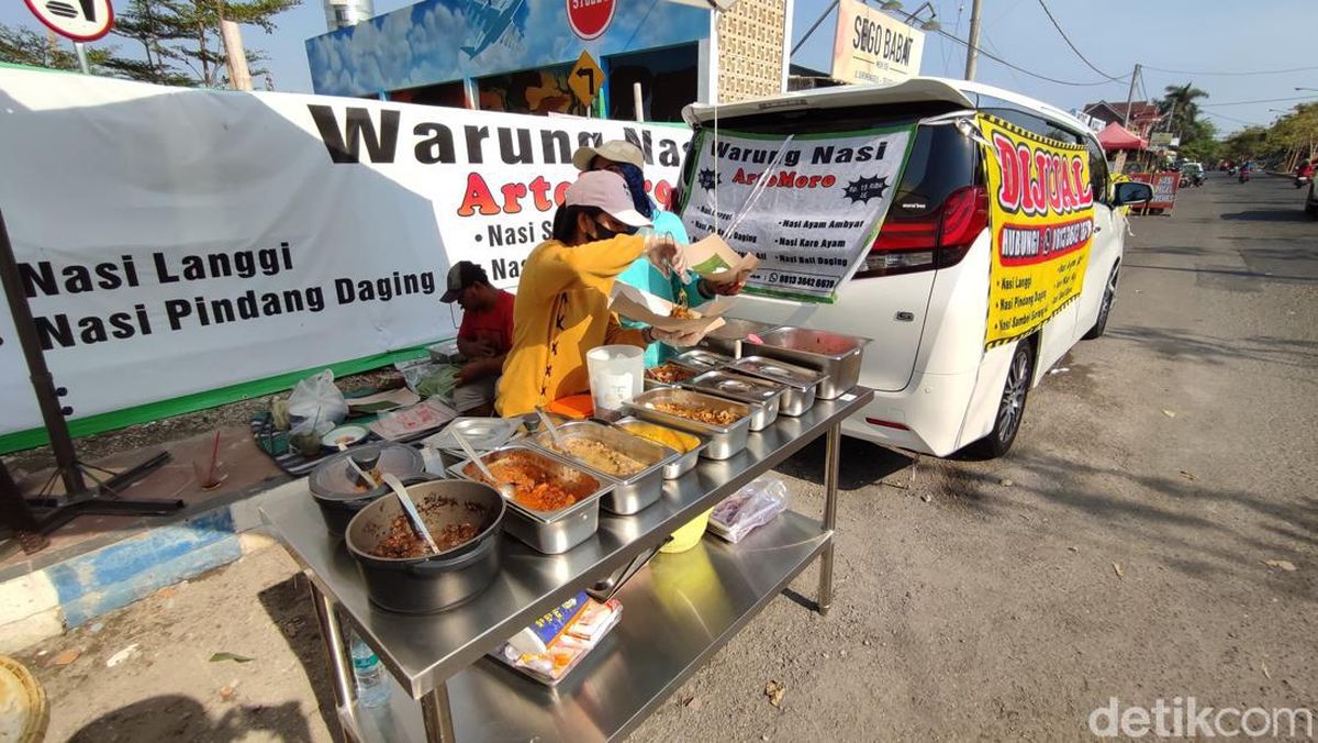 Di Ponorogo ada enci2 dagang nasi langgi warungan pinggir jalan pake mobil Alphard. Ada yg wawancara kenapa kok jualan pake Alphard, encinya jawab "Saya paling gak suka liat barang nganggur, kebetulan armada yg nganggur ya Alphard ini. Jadi ya saya pakai jualan."

Luar biasa. 😄