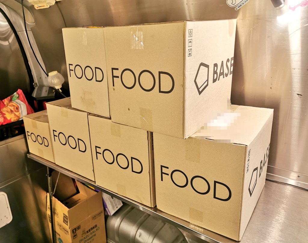 chibiusachi's tweet photo. 子ども食堂にBASEFOODベースフードのパン300食を寄付させて頂きました〜🍞🍞
皆さんがワイの紹介リンクたくさん使ってくれたおかげでポイント貰いすぎて消費しきれないので寄付したので、実質皆さんの寄付です！

文京区江戸川橋のタコライス専門店 tono cafeさんは毎月第3日曜日に子ども食堂を開いていて子供達に美味しいタコライスを無料で配っています。
今月は19日に開催されるので今回のパンもタコライスと一緒に配ってもらいます〜🍞

トノカフェさんホームページ⬇
https://t.co/98YFcAKYzv
X(Twitter)アカウント⬇
@tonocafe111 

※2枚目写真のマッチョはワイではなくスタッフさんです。