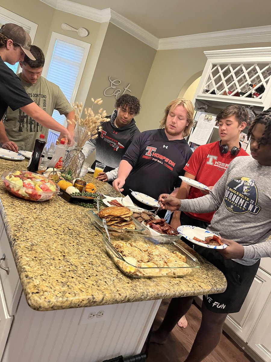 TrentSeaborn's tweet photo. Take care of the ones who take care of you. ๐ฏ Feeding my O-line ๐ฅ ๐ณ ๐ฅ and hanging out this weekend after they did another outstanding job helping us get that W. #NoLineNoSbine #BigSexies #MenInTheTrenches https://t.co/9Gkxb1zxQC