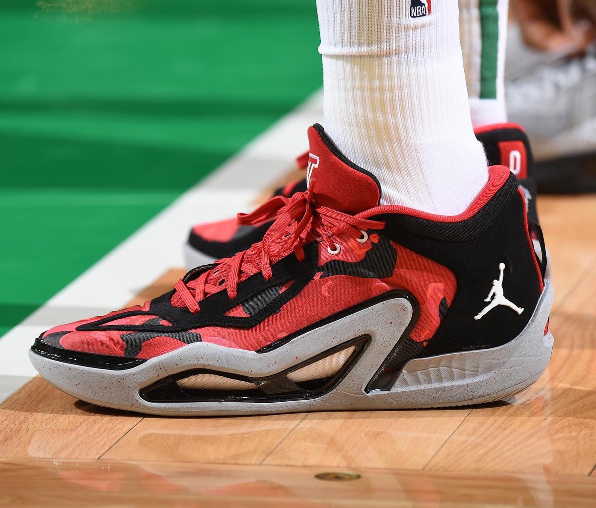 Sneaker News tweet media