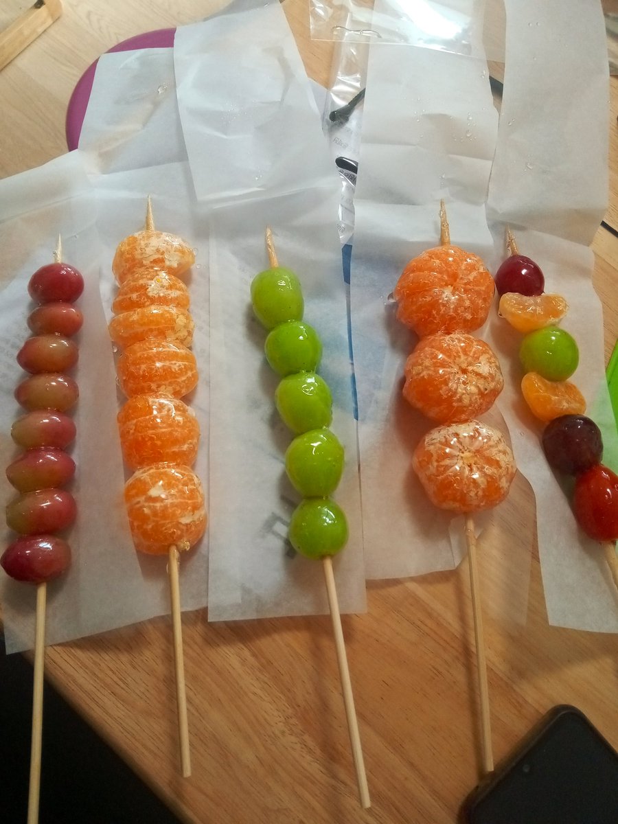 늦었지만... 나도 먹어봤다. 탕후루.
내 취향은 아니라서 다행이다.
그냥 과일로 먹는게 더 나은듯ㅋㅋㅋ
#탕후루 #내입에는_아닌걸로 #돈굳은느낌 #내돈내산