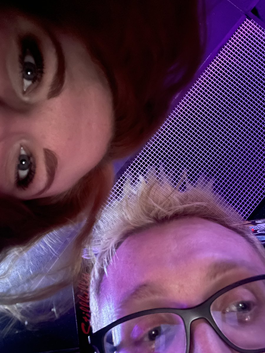 Ehbit_'s tweet image. Doing duolingo in the bar with @zoeytruran