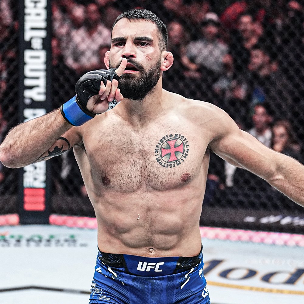 LaSueur_off's tweet photo. Ça c'est pour les huées. 🤫🇫🇷 #UFC295 https://t.co/vxeDDahUqq