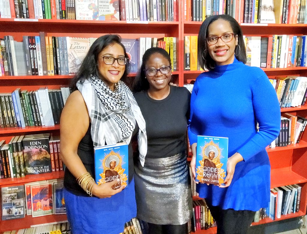 ADFRNTBooklist's tweet photo. 📚👑🎉Gorgeous! Author Shadé Lapite, with friends Tahmina (introducer of the author) and Ruane (host of the event). They're also comrades, part of the same writing community. #ReadDifferently #LiteraryEventsTO #GoddessCrown📚 https://t.co/YujJunBw3F