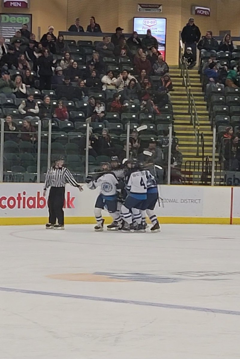 Team Québec scores to tie the game.