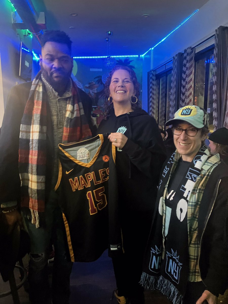 We love a women’s sports crossover! Joshua from @maples_la basketball joined us for #NWSLChampionship watch party. Full court press and parking the bus together. 🤝