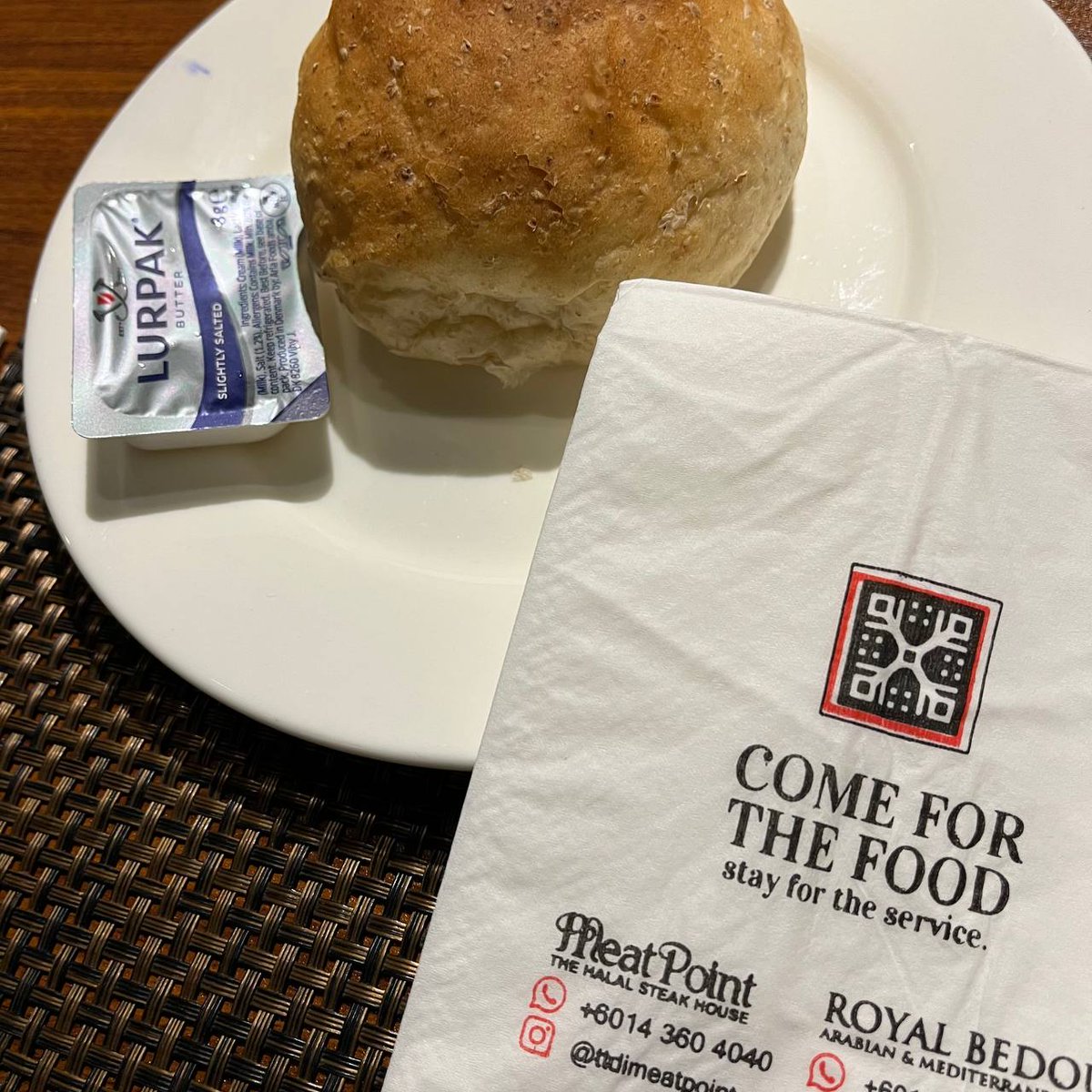 Aku ni tak terbiasa booking meja, tapi semalam experience booking pakai Google untuk MeatPoint TTDI ni, memang aku rasa ramai patut ada sistem yang sama.

Sign in pakai mobile, auto logged in email.
Pilih waktu dine in, lepas tu diorang akan send email. 

Aku sampai terus dapat