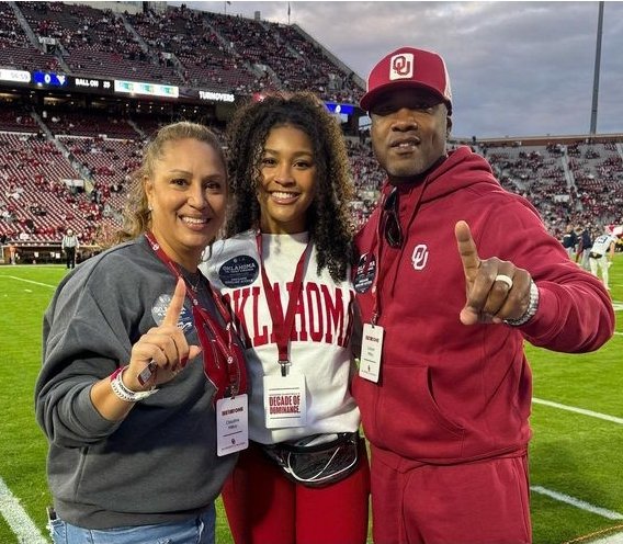 Our safeties played great tonight. Could it be because @LawyerMilloy was on the sidelines? Absolute Legend 💯 Welcome to #SoonerNation Sir. Can't wait for 2024 Class to keep @OU_Softball on top @tia_milloy #BoomerSooner