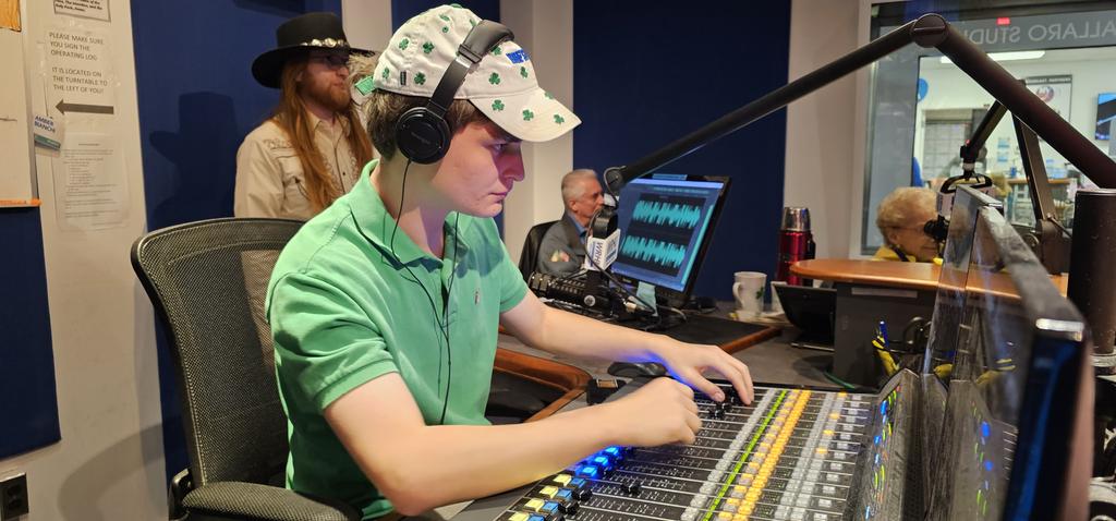 DoualyX's tweet image. Big thanks to our @wrhuradio supporters, our tech engineers, our talents, and our #IrishBread makers!!!