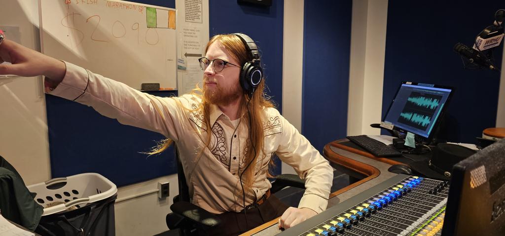 DoualyX's tweet image. Big thanks to our @wrhuradio supporters, our tech engineers, our talents, and our #IrishBread makers!!!