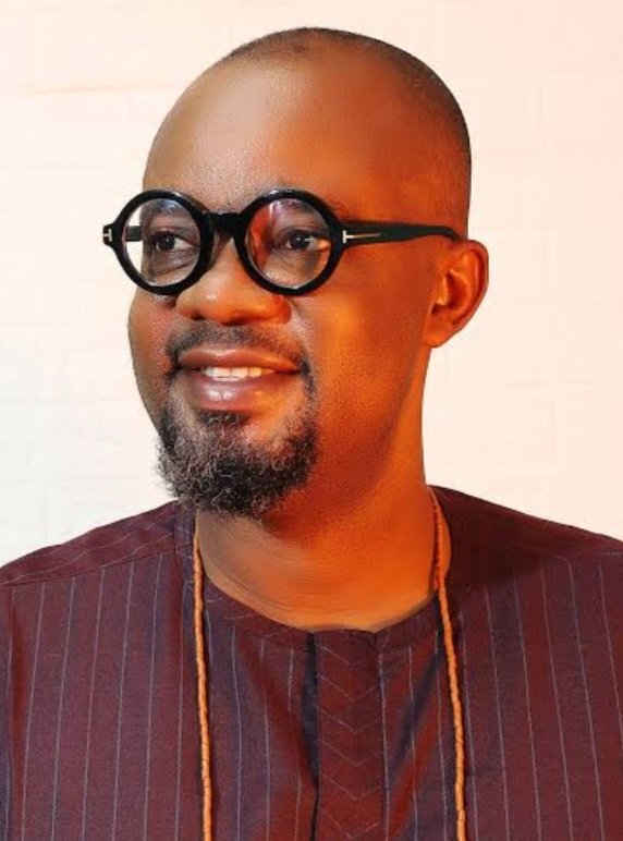 AbdulMahmud01's tweet photo. Ibu: You dey pity for me? No fear, the doctor say I go fit use the leg later, even though some betta betta meat don comot for the leg

Ibu: Idiot, you go dey cry. Wetin dey beat you? 

Inojie: Mumu, you no cry? 

Ibu: Na as I see you dey cry, na him I say mek I support you na.

- Mr Ibu and Charles Inojie in-conversation during Inojie's hospital visit. 

Two icons humouring life's challenges! 
May God speedily heal the laughter merchant