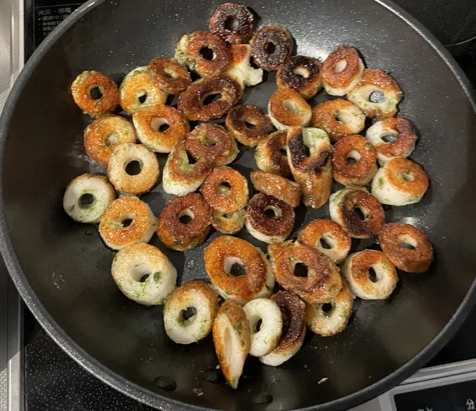 薄切りのちくわの磯辺揚げを作ったら和同開珎って言われました。アシスタントさんの腕に感謝。 #きょう昼