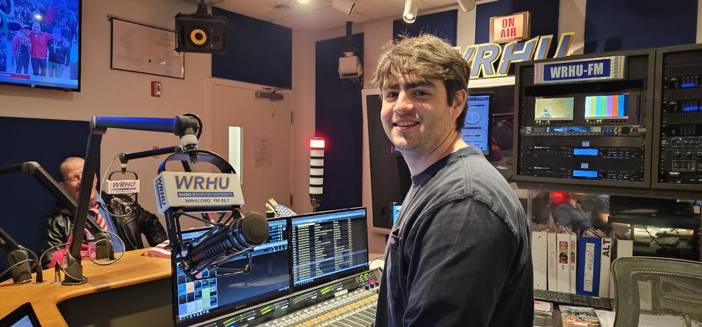 DoualyX's tweet image. Big thanks to our @wrhuradio supporters, our tech engineers, our talents, and our #IrishBread makers!!!