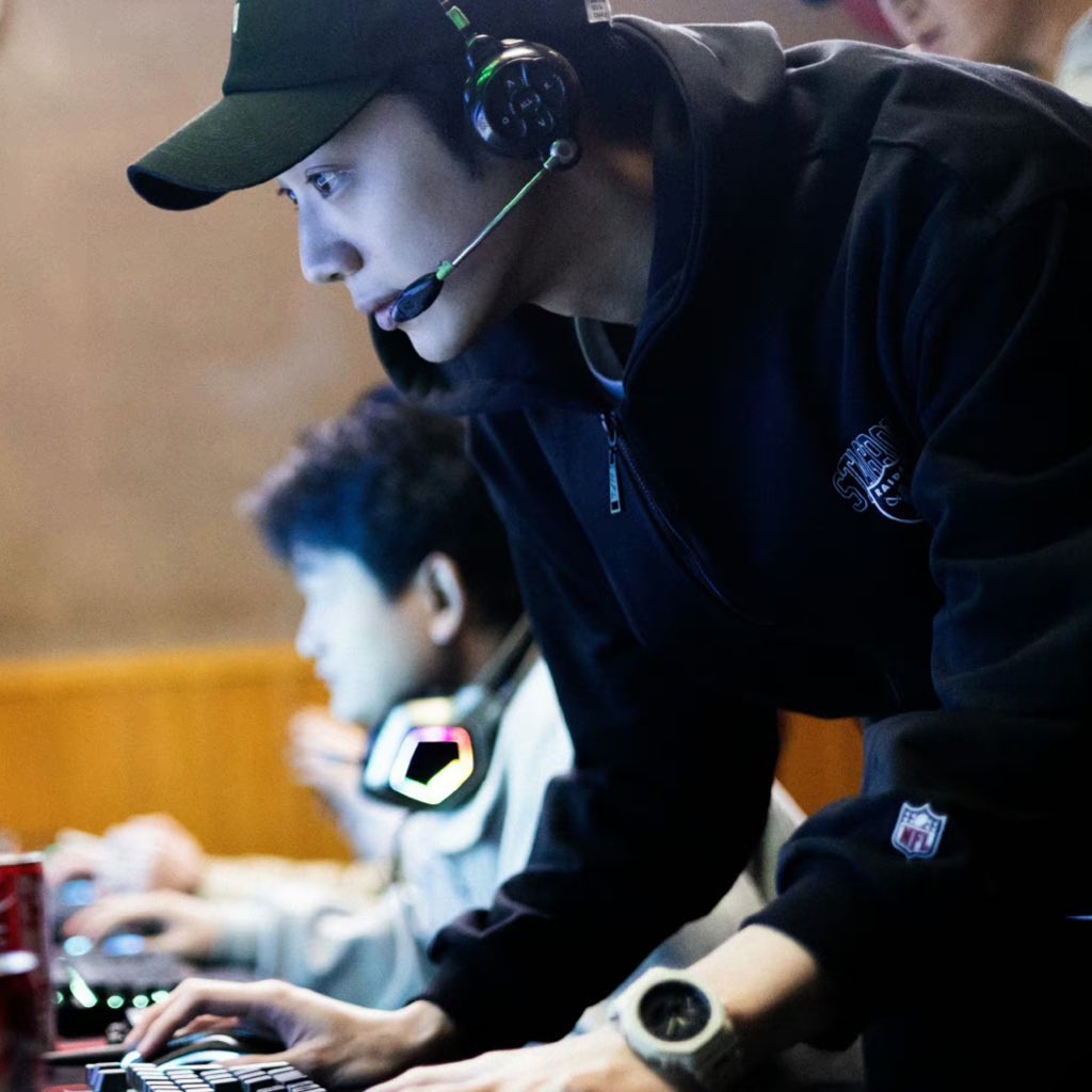 2021                               2023
Playing a pc game      directing a film