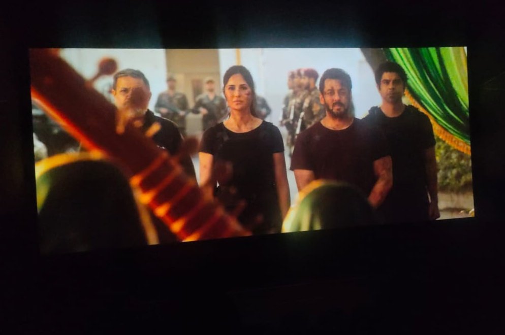 #Tiger3 - 3.5/5 Block Buster full on Goosebumps 🔥 @BeingSalmanKhan is the lifeline,without doubt, his CAREER-BEST performance. Interval block and climax fight terrific. the stunningly executed action pieces.. #Tiger3 feels like a Hollywood level film #KatrinaKaif #ShahRuhKhan