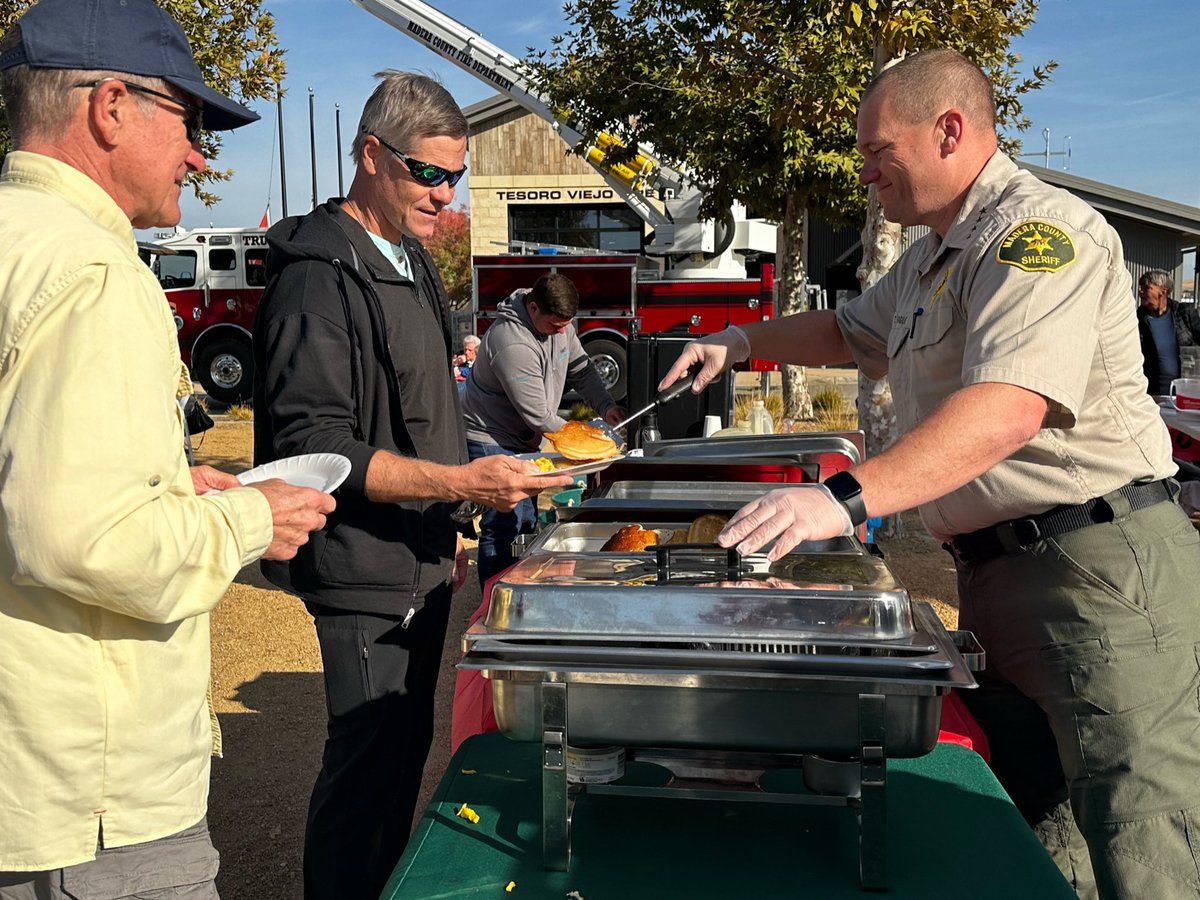 SheriffPogue's tweet photo. Great to be part of Tesoro Viejo’s pancake breakfast honoring our U.S. Military today! Superb community turnout, inspiring flag display, and meaningful conversations. These moments make Madera County truly special. 🥞🇺🇸 #MilitaryAppreciation #CommunitySpirit #MaderaProud https://t.co/fLLLgjCmLA