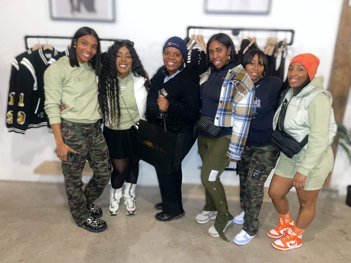 mstiaakia's tweet photo. FOE! We always show up and show love #janisjeanandco ❤️🤞🏾🎊 #missingafew https://t.co/MtBccs5o0S