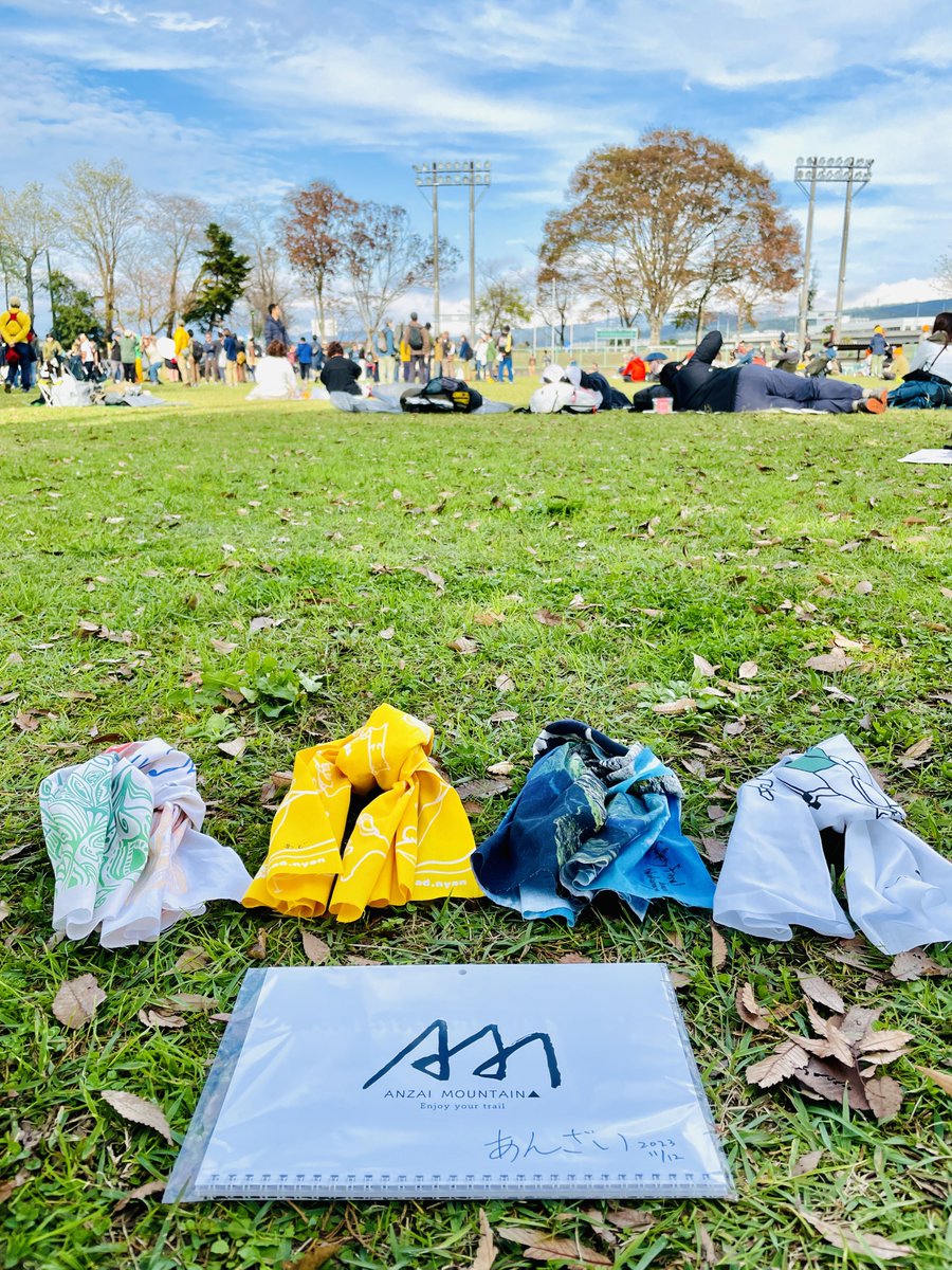 kogurek1's tweet photo. 今日はSANKAKU STAND秋の感謝祭に行ってきました。凄く賑わっていて、人気の登山YouTuberの皆さんともお会いでき、オリジナルの手ぬぐいもたくさん買えて大満足でした！

@anzai_mountain さんのカレンダー、
@camptakany さん・あどちゃんねるさん・@hiker_takakura さん・@kotaro1492 さんの手ぬぐい https://t.co/rToiqkcJaR