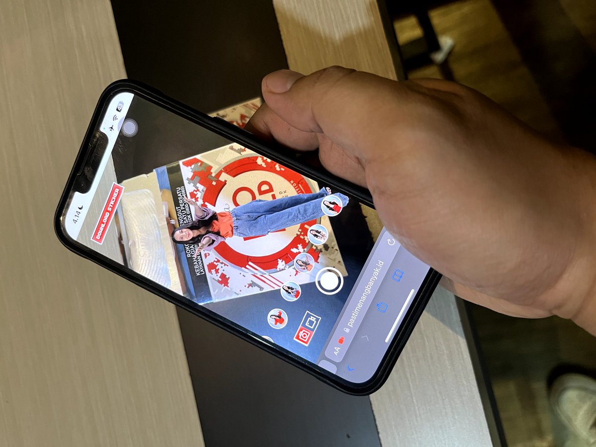 BailoversPadang's tweet photo. @AREAJULID Heran banget gue, mau dinotice Anya sampe segitunya. Padahal kan tinggal scan AR aja! 
*Insert photo scan Barcode PRO MILD* https://t.co/7O1SnurgYf