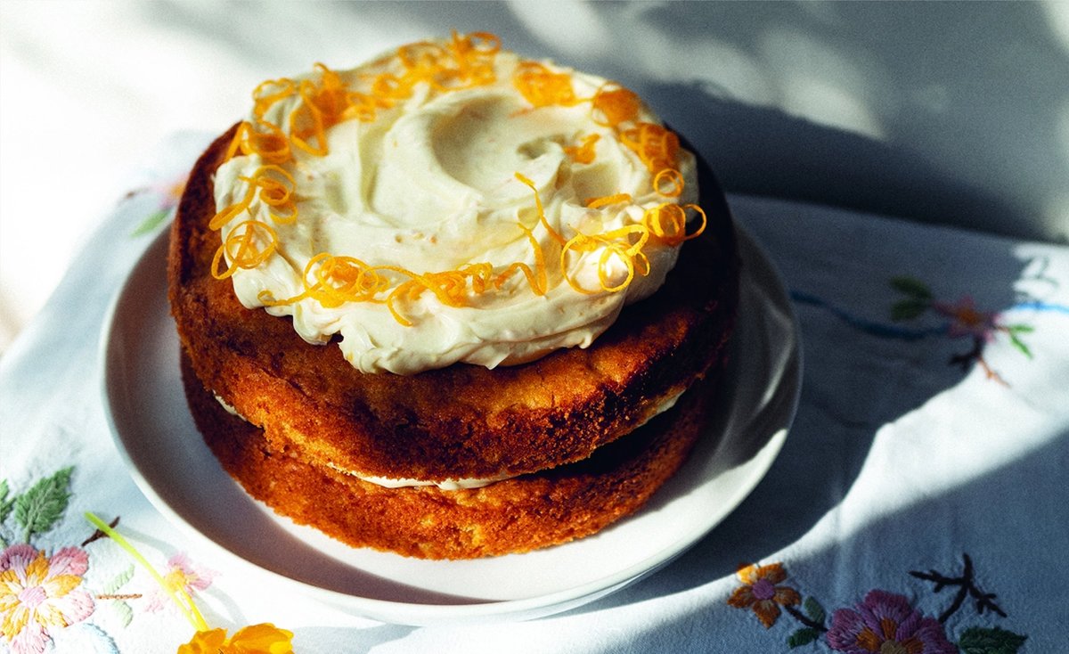 In het populaire kookboek La Vita è Dolce, deelt Laetitia Clark uit Sardinië het zoetste van Italië. Zo ook deze pompoentaart met sinaasappel en mascarponeglazuur. Heel erg lekker en het recept heb je binnen een halfuurtje gemaakt. desmaakvanitalie.nl/pompoencake-me…