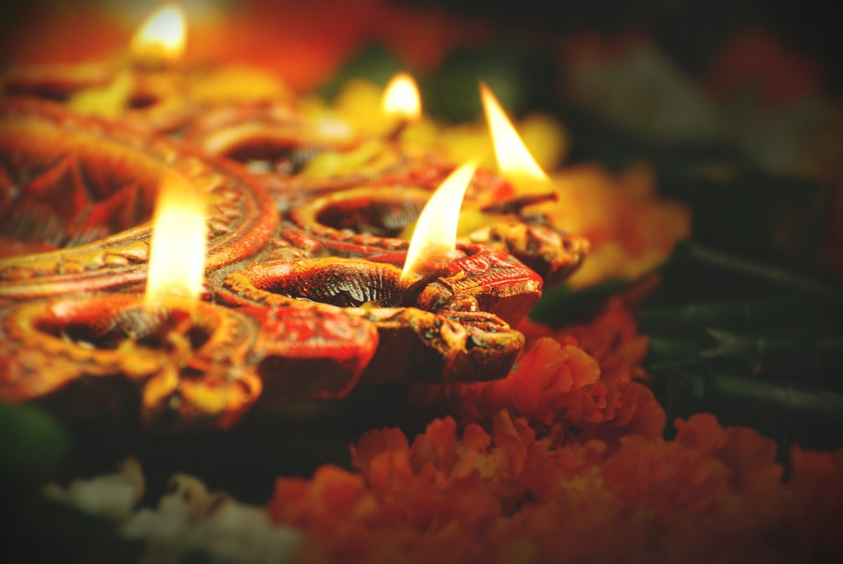 Happy Diwali to all those celebrating in our #USWFamily🪔 

Wishing you peace, prosperity and a day filled with food &amp; fireworks!🎆
