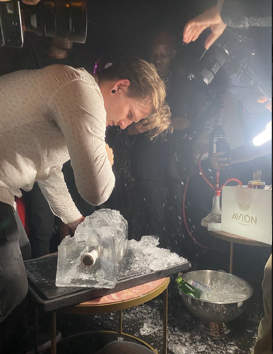 JuniorKwasiLe's tweet photo. Speaking of ice breaker. What a amazing experience with @TequilaAvion
#itsdifferentupthere #AvionSA https://t.co/Lxyjx8Zh6r