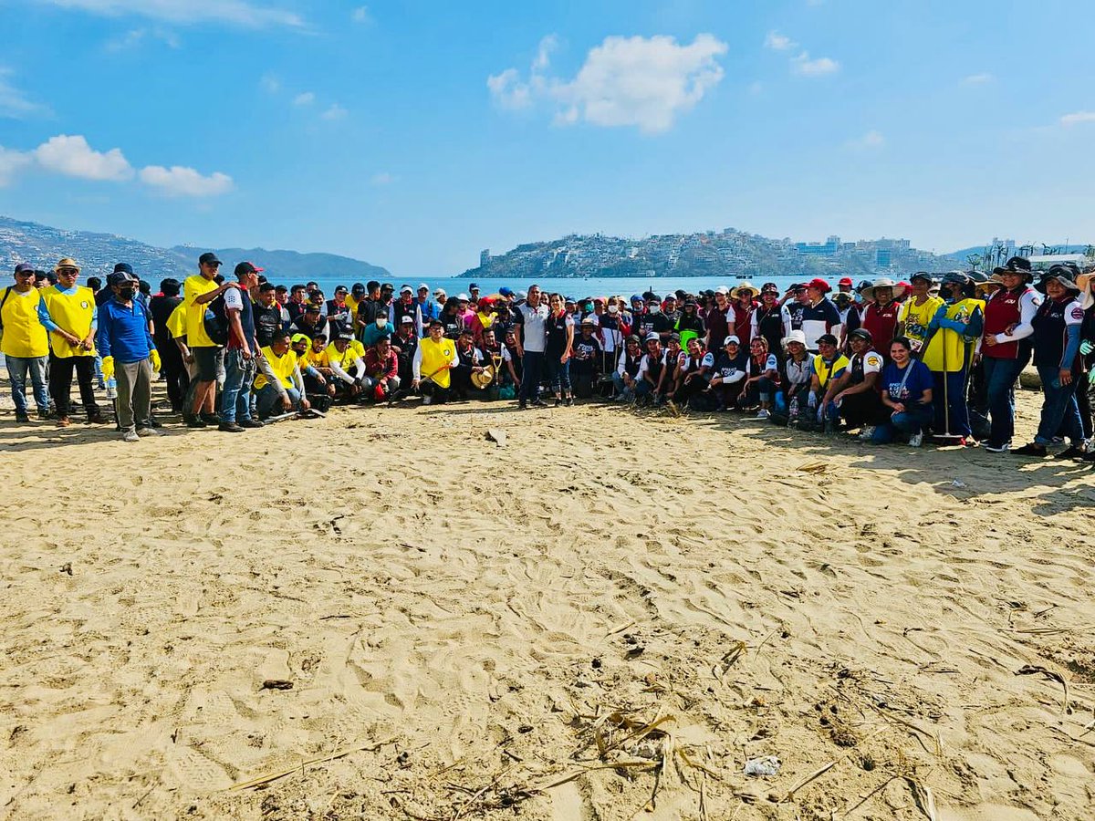 UnivMx's tweet photo. Hoy varios integrantes de la @fjumexico de diversas partes de la República realizaron una labor muy especial en Acapulco limpiando playas y rincones donde hasta hoy siguen afectados por el paso del huracán Otis.

#UniFuerza - Unidos somos más fuertes. 🙌🏻 https://t.co/b1gZSELyWb