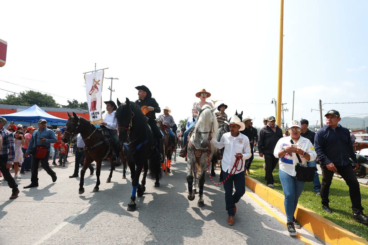 13ava Cabalgata de la Amistad, Parte1

Muchas gracias a todos mis amigos caballerangos por darse cita en esta bonita cabalgata que reune a cientos de familias y que disfrutan de un evento sano.

Gracias a mi equipo de trabajo por apoyarme y hacer esto posible.

¡Gracias a todos!