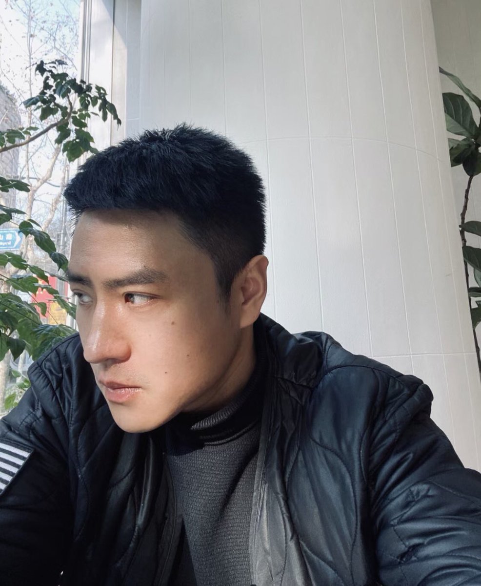 jkljkl788's tweet photo. 来，含���我的大肉屌🦅在嘴里一进一出感受它的温度，然后让我狠狠的把你肏到外翻，肏的你嗷嗷叫😜 https://t.co/KQKM9vmJFO