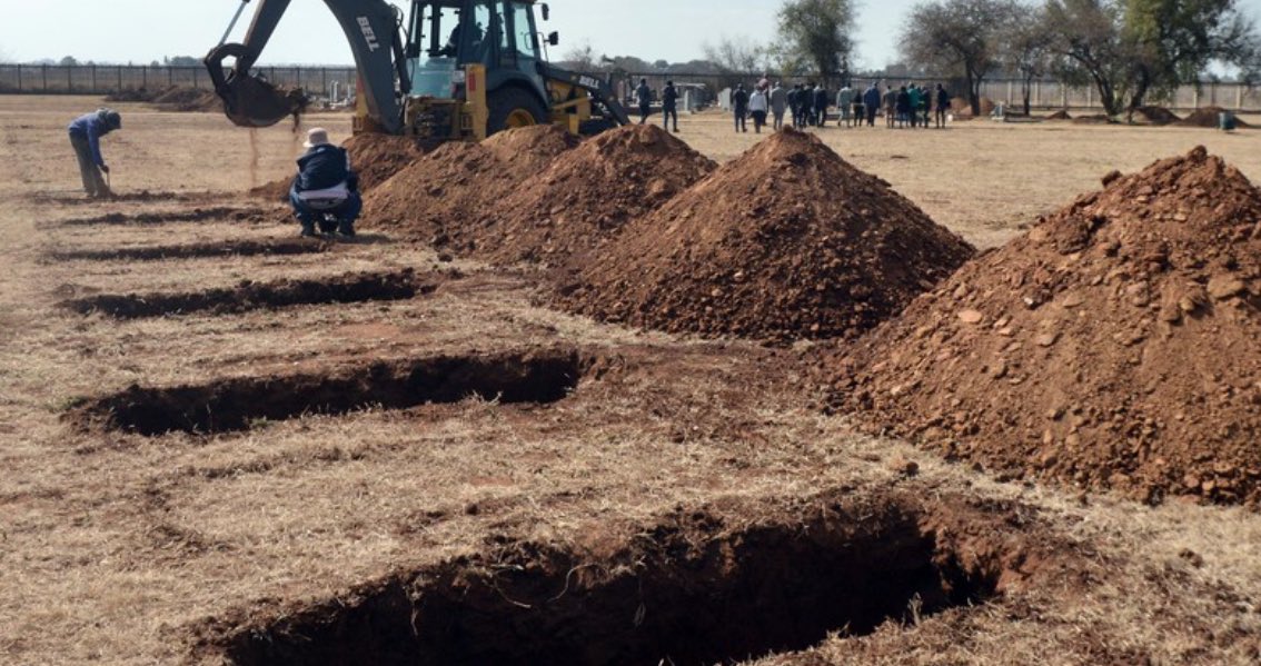 Do u still remember ANC Digging graves for us during Corvid19 while we were still alive⚰️⚰️ ?
 Yhooh 💔 I will never forget that, as a country we’ve been through alot 😭