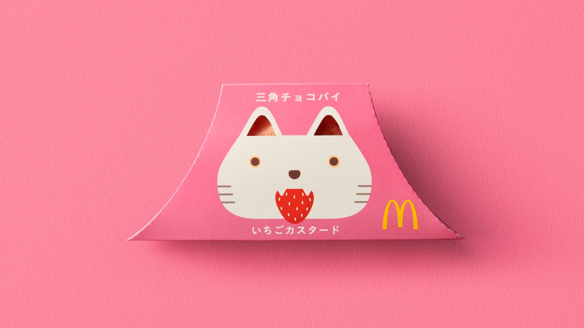 いちごをくわえた白猫。 #三角チョコパイいちごカスタード