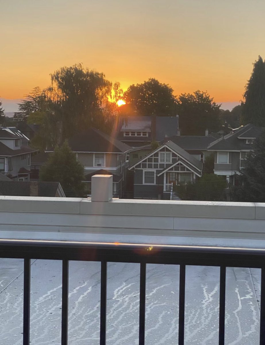 EameRay's tweet photo. dusk time https://t.co/DIBgVxo2jV