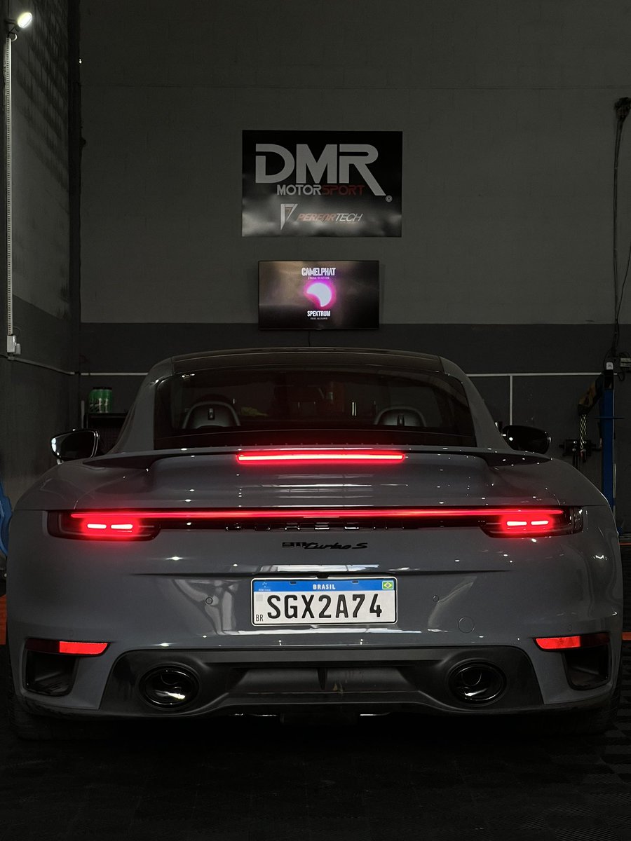 pinhopo's tweet photo. 11 meses atrás eu me perguntava “Será que daqui uns 2 anos vou estar montando Porsche?” Hoje finalizamos a terceira 911, orgulho demais dessa equipe. https://t.co/aKSM2c3DDN