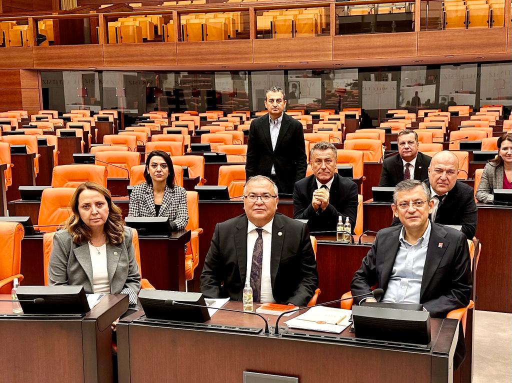 eczozgurozel's tweet photo. Anasayal düzene karşı kalkışma girişimini protesto etmek amacıyla TBMM Genel Kurulu'nu terk etmeyen Parti Grubumuzu; eylemlerinin 4'üncü gününde, bugün sabah saatlerinde Genel Kurul'da ziyaret ettim.

Eylemimiz, ikinci bir karara kadar devam edecek. https://t.co/ClemUKJeDm