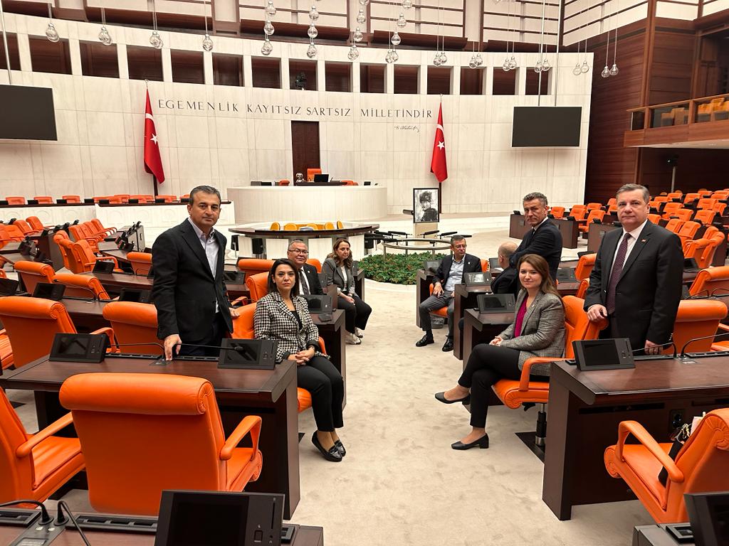 eczozgurozel's tweet photo. Anasayal düzene karşı kalkışma girişimini protesto etmek amacıyla TBMM Genel Kurulu'nu terk etmeyen Parti Grubumuzu; eylemlerinin 4'üncü gününde, bugün sabah saatlerinde Genel Kurul'da ziyaret ettim.

Eylemimiz, ikinci bir karara kadar devam edecek. https://t.co/ClemUKJeDm