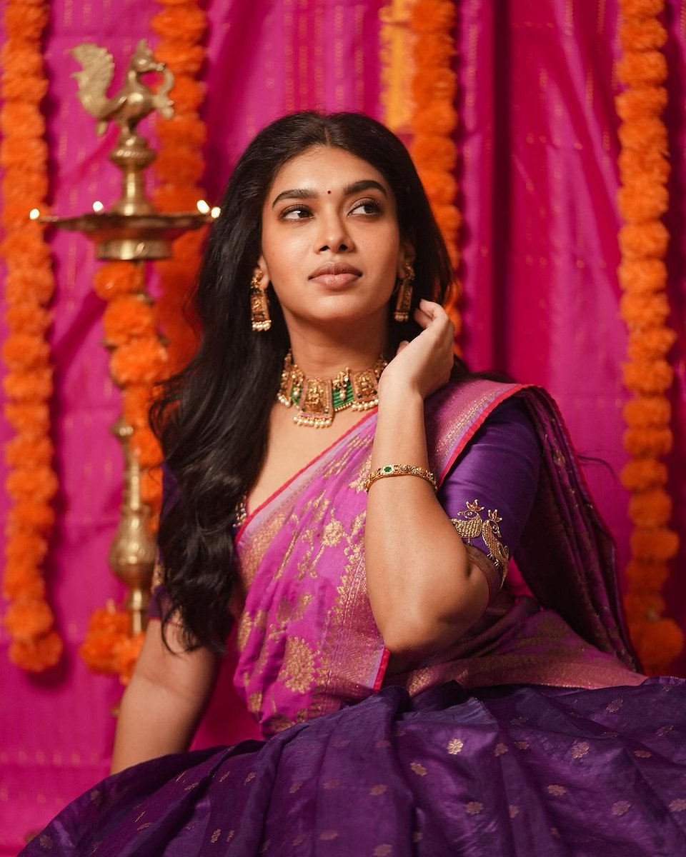 #DusharaVijayan's Beautiful Looking Traditional Diwali Clicks 🤩
#actress #tamilcinema #diwali #diwali2023 #diwalidecorations #deepavali #tamilactress #deepavali2023 #behindwoods #traditionalsaree