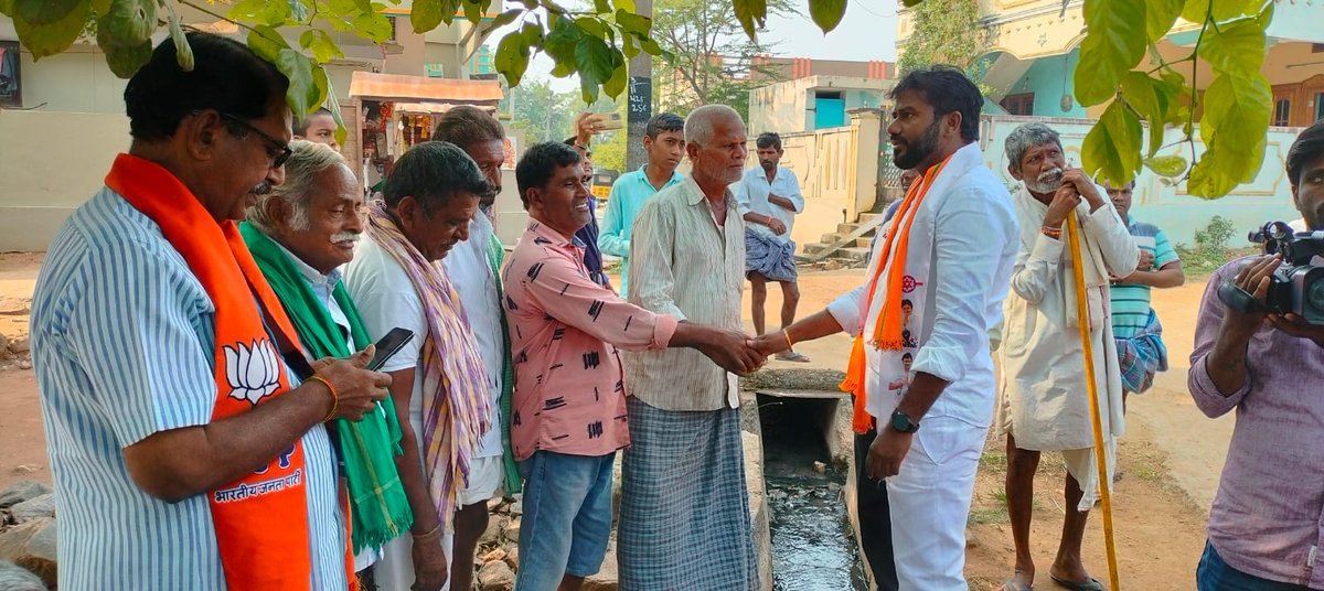 JspSatheesh's tweet photo. రెండోవ రోజు అనంతగిరి మండలం లో బొజ్జతండ లో అందరి సహకారం తో ఇంటి ఇంట ప్రచారం లో పల్గుగొన్న జనసేణ మరియూ బీజేపీ ఉమ్మడి అభ్యర్థి శ్రీ మేకల సతీష్ రెడ్డి గారు
#Vote_For_Glass
#janasena#Pspk#Pk#msr#Bjp##Janasenaparty#Powerstar#Pawanism#Voteforglass#Glass
#pawankalyanfans#iamwithjanasena#Jaimsr#jaijanasena#varahi#pawankalyanfc#jsp#senani
#ustaadpawankalyan#voteforglassstumbler#janasenapawankalyan#Powerstarpawankalyan#bjp#rajendar#bandisanajay#rajasingh#msr#bjp#glass#senani#jenasena#pawanism#telangana#jaitelangana