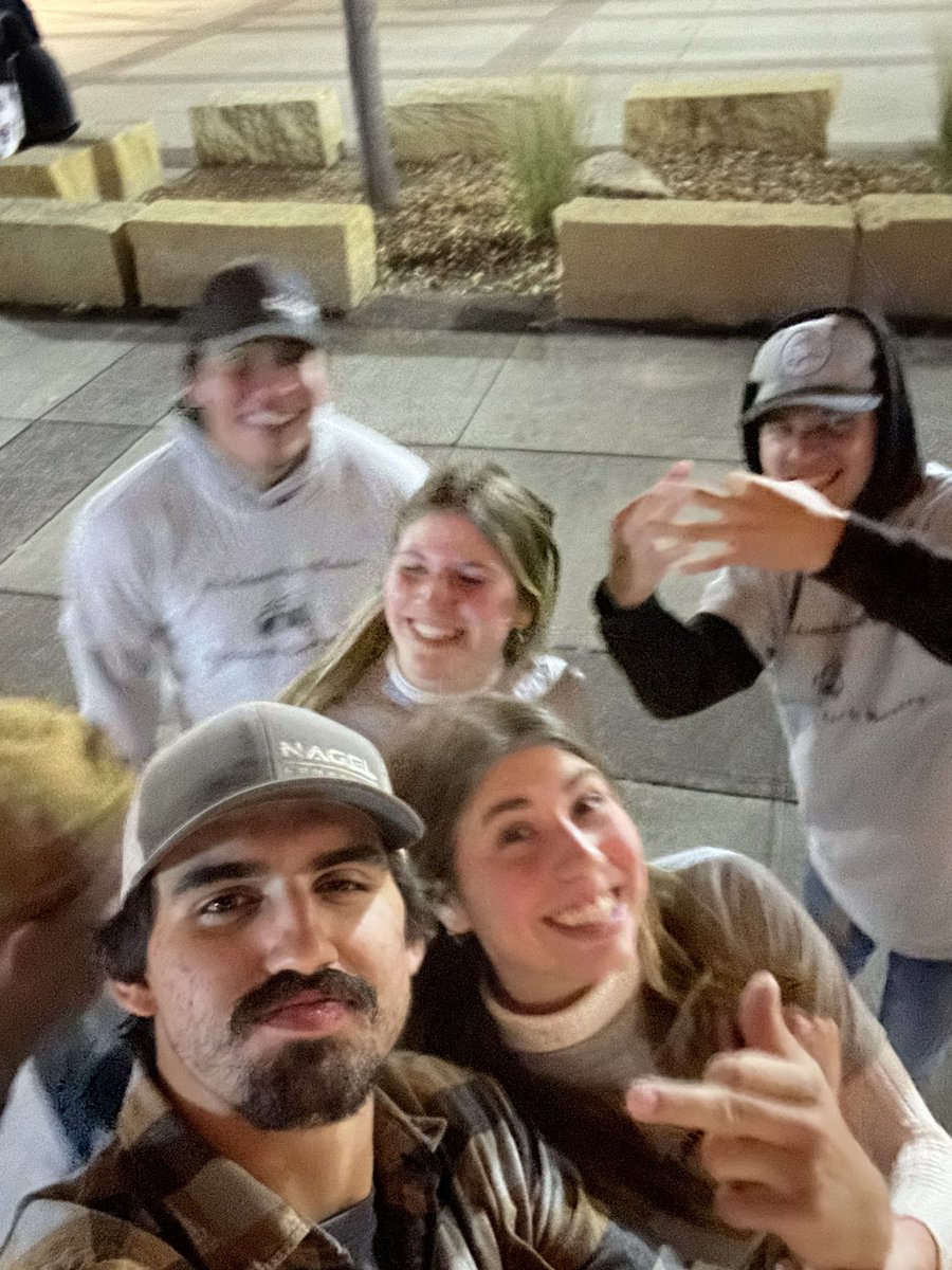 katiehoffman178's tweet photo. best friends https://t.co/rXARcCgVkl