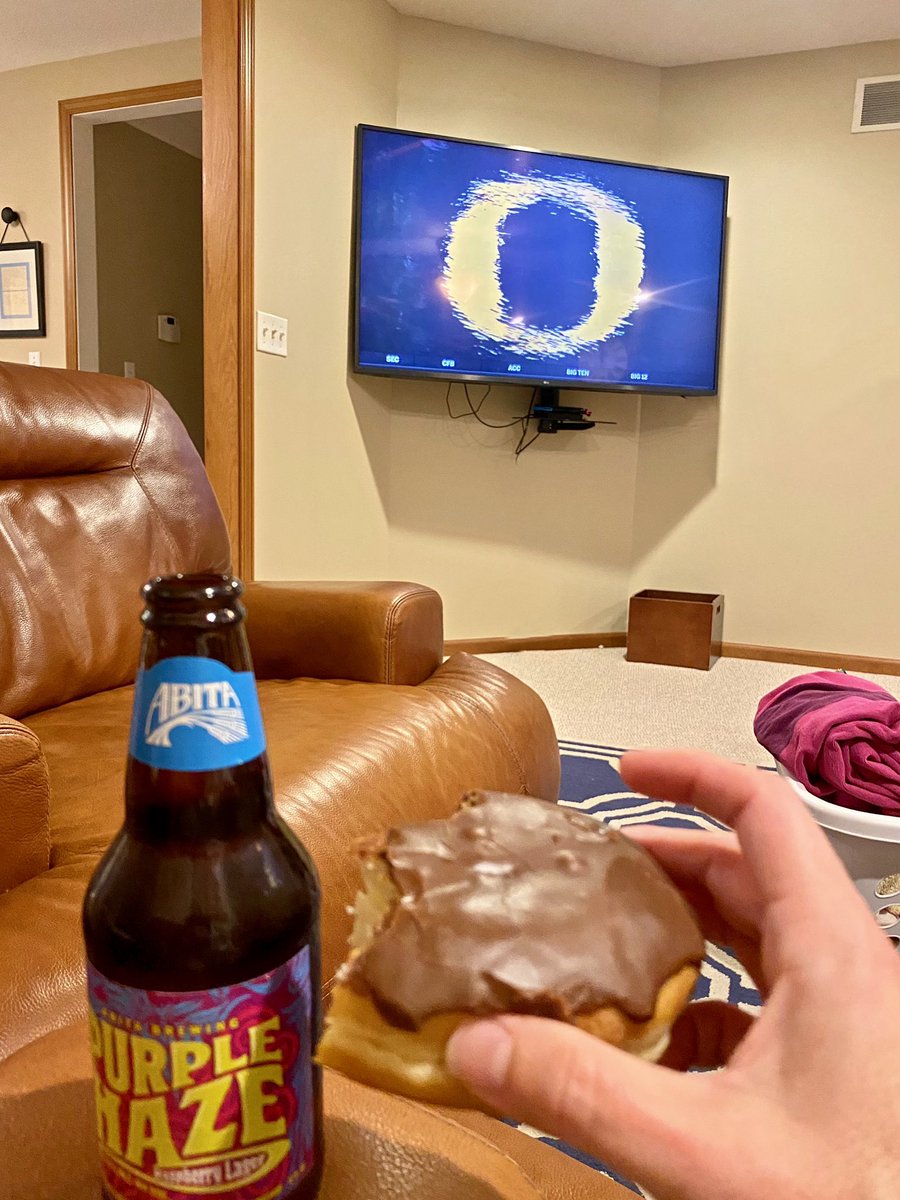 StaceySkrysak's tweet image. #Pac12afterdark means it’s technically breakfast in the Midwest. Donuts pair well with beer 🙌 #GoDucks @GoDucks