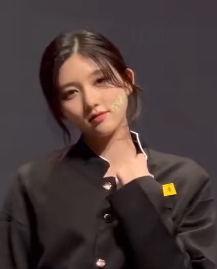 gaeulfolder's tweet photo. 😵‍💫 #GAEUL https://t.co/EUkEsTocli