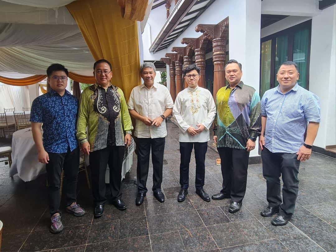SUA MCA Datuk <a href="/chongsinwoon/">Chong Sin Woon</a> mewakili parti menghadiri rumah terbuka #Deepavali Timb Presiden <a href="/MIC_Malaysia/">Malaysian Indian Congress (MIC) 🇲🇾</a> <a href="/DatukSaravanan/">Datuk Seri M. Saravanan</a> bersama ahli-ahli parti yg lain

今早代表马华出席国大党署理主席的屠妖节开放门户，遇见几位国阵领袖包括前首相依斯迈、国防部长莫哈末哈山、凯里及民政党主席刘华才