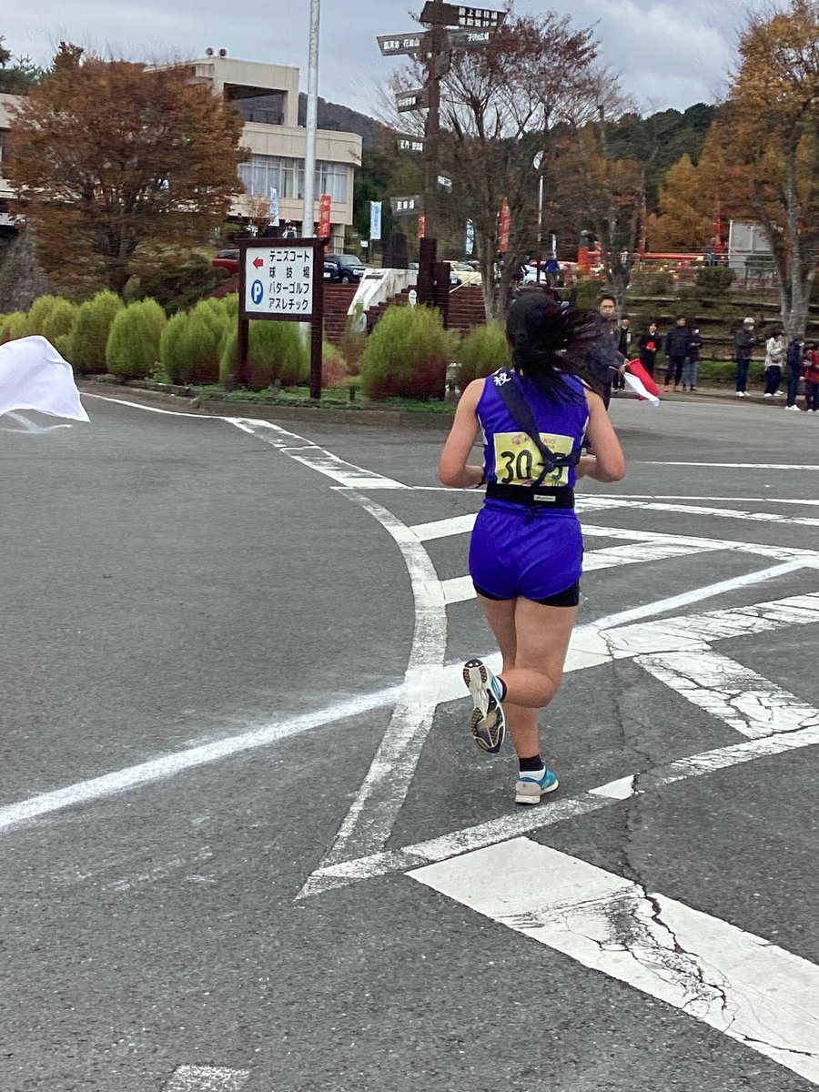 京都府中学校駅伝競走女子　我が母校でもある峰山中学校は結果30チーム中26位でしたが、孫娘はじめみんな良く頑張って走りました！　　我が孫が唯一の3年生　来年はもっと上位に行くことでしょう😁　　って孫は陸上部じゃなくてバスケ部なんですけどね😆　　#京都府中学校駅伝競走　#丹波自然運動公園