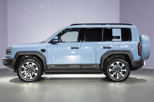 JohnyHoang11's tweet photo. #BYD, one of the leading automobile manufacturers in China, has officially unveiled their unique #SUVmodel, the Fang Cheng Bao Leopard 5. The vehicle is described as the "#MercedesAMGGClassofChina," featuring a fashionable, boxy, and distinctive design.
The Fang Cheng Bao Leopard 5 boasts a unique interior based on the concept of a 'lock,' symbolizing connection and uniqueness. The interior stands out with three screens, a 12.3-inch instrument cluster, a 15.6-inch center control screen with 2.5K resolution, and a 12.3-inch entertainment screen for front passengers. The unique feature is the AR display screen, creating a modern and interactive driving experience.
Equipped with the French Devialet sound system, The #FangChengBaoLeopard5 provides an excellent audio experience with a total of 18 speakers, including speakers integrated into the driver's headrest. The engine options range from 1.5T to a twin-engine, delivering impressive power from 143 kW/273 Nm to 285 kW/400 Nm. The car accelerates from 0-100 km/h in 4.8 seconds and has an impressive fuel consumption of 7.8 liters/100 km.
The Fang Cheng Bao #Leopard5 is the first model to use BYD's new Super Hybrid dual-mode off-road platform (#DMO) and features the hydraulic body control system DiSus-P. The 31.8 kWh Blade battery provides an electric range of 125 km, while the total operating range reaches up to 1,200 km, setting a new standard for performance and sustainability in the SUV segment.
Fang Cheng Bao, BYD's new energy vehicle (#NEV) off-road brand, has started accepting pre-orders and plans to open approximately 100 stores in 60 cities across China. Future product lines will include the #Leopard3, #Leopard5, and #Leopard8, raising expectations for diversity and innovation in the #Chineseautomotive industry.