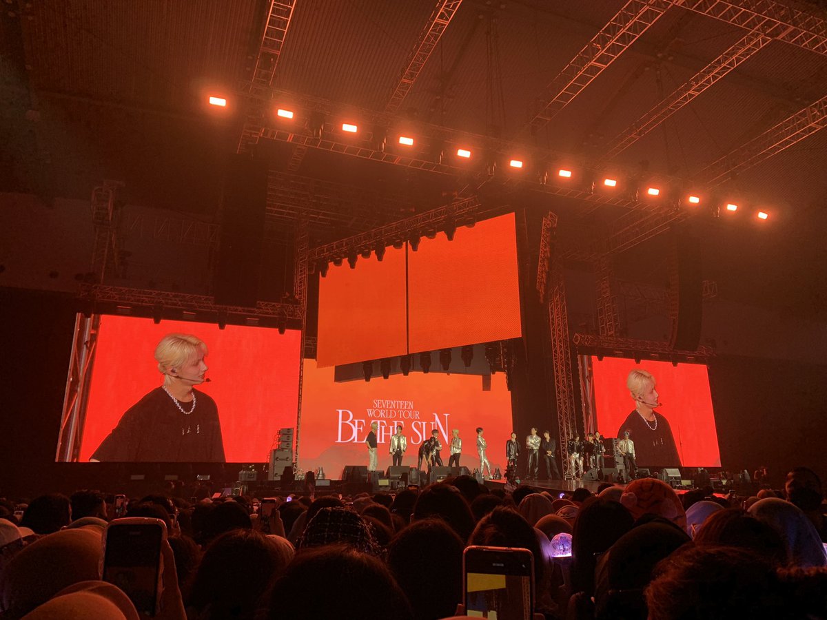 Standing carats let's please do this. Eye level lang yung phone, banners at lightstick and sana walang mag susuot ng headbands. Respect those watching behind you since they paid for tickets to see seventeen at di mga cellphone sksksk