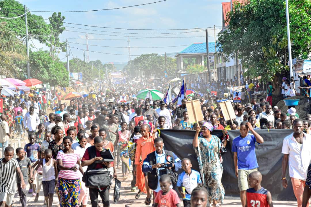 Ibanda_Gedeon's tweet photo. #Élections : Le numéro 42 de la circonscription de Tshangu l'élu du peuple #Auguy Kalonji marche dans son sillage de la foule. https://t.co/LCY2M8LSDb